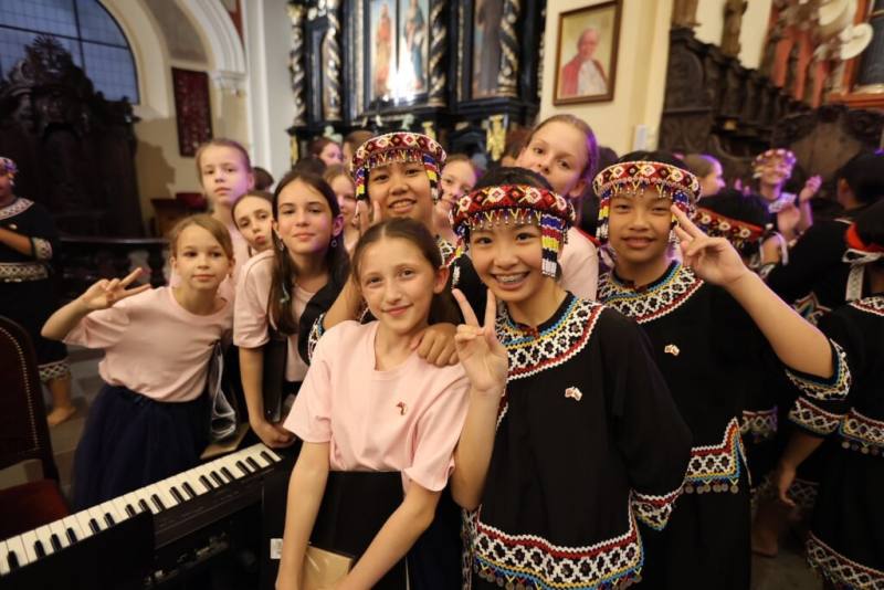 台灣原聲童聲合唱團1日在波蘭於波茲南攜手當地童聲團隊舉行音樂會。（圖取自南投縣原聲國際學院國中小部實驗教育機構臉書facebook.com）