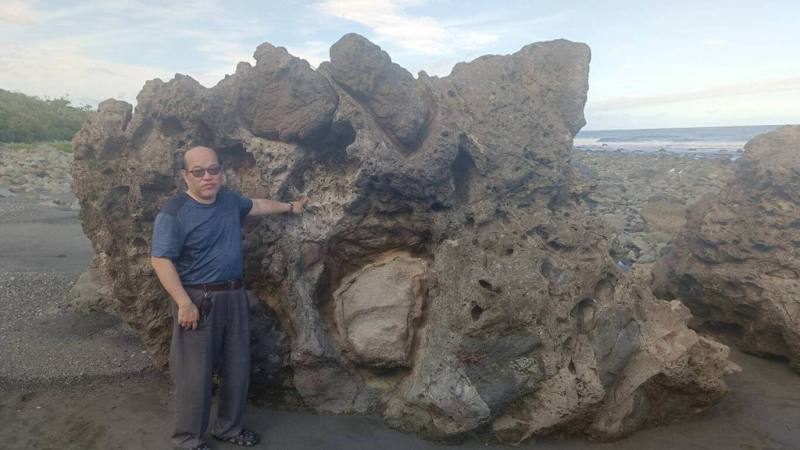 台東大學地球系統科學研究中心主任楊義清（圖）近日率領研究團隊在台東海岸的都蘭、都歷與基翬3地進行古海嘯遺跡調查時，發現散布於海岸岩棚帶上巨型移動岩塊，明顯異於日常波浪、風蝕或崩塌所造成地貌，可能為歷史海嘯或遠洋震波能量所搬運。（楊義清提供）