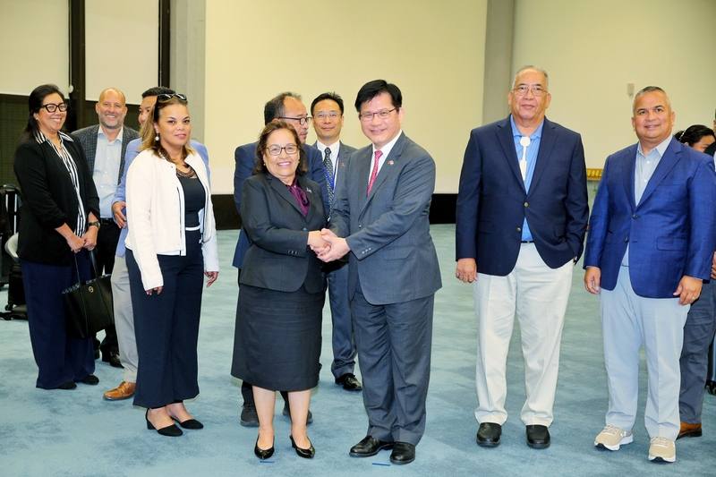 友邦馬紹爾群島共和國總統海妮（前排右4）2日晚間率團訪台表示，台灣是堅定夥伴，馬紹爾群島共和國會繼續支持台灣參與包括聯合國等國際組織，也期待此行能進一步深化兩國間的緊密關係。