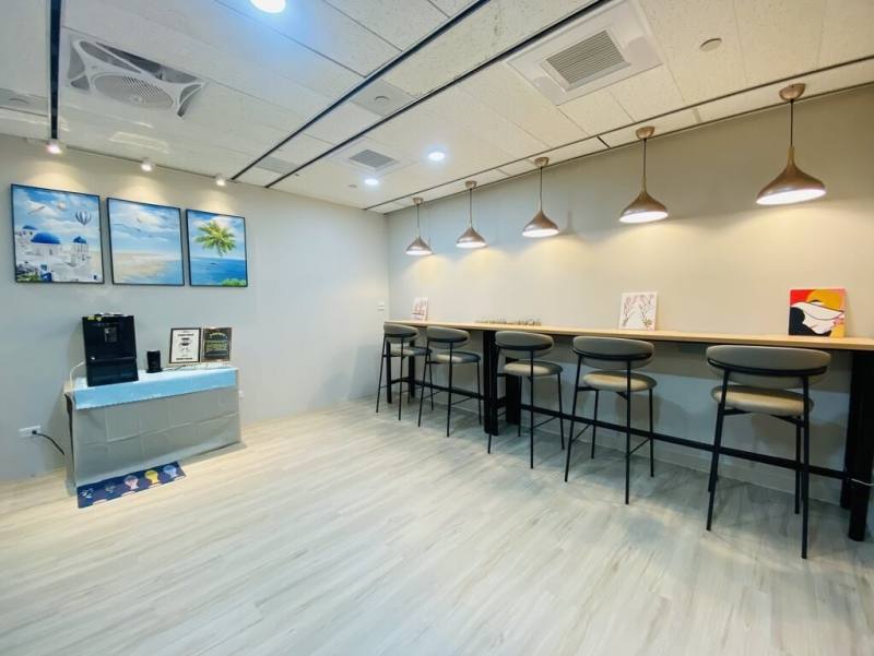 國發會設立高腳桌椅共享辦公區，可以攜帶公務筆電，在開放、明亮又愜意的空間，互相討論與交流。（國家發展委員會提供）