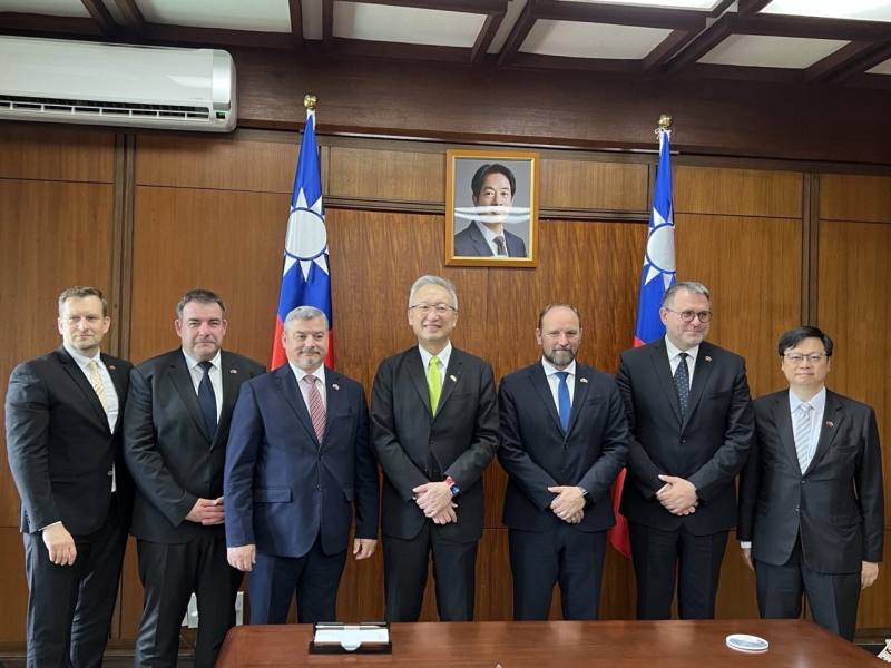 外交部政務次長吳志中與斯洛伐克特納瓦（Trnava）省長訪問團乙行合影