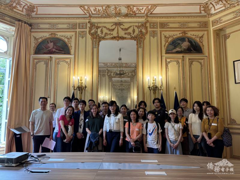 駐法國代表處大使郝培芝與出席行前說明會學員及家長合影
