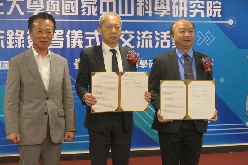 中科院長李世強（中）3日與中正大學校長蔡少正（右）在合作備忘錄簽署完成後，公布合作備忘錄，並由嘉義縣長翁章梁（左）見證。