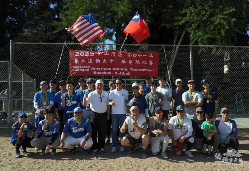 壘球比賽甲組冠亞軍隊伍合影