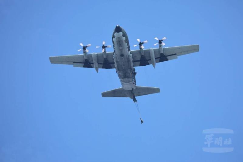 學員搭乘C-130H運輸機自1250呎高度跳出。（青年日報提供）