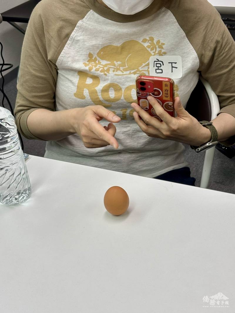 學員挑戰立蛋成功