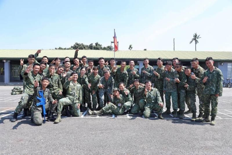 結訓學員於第3次跳傘訓練結束時，與隊職幹部合影留念。（青年日報提供）