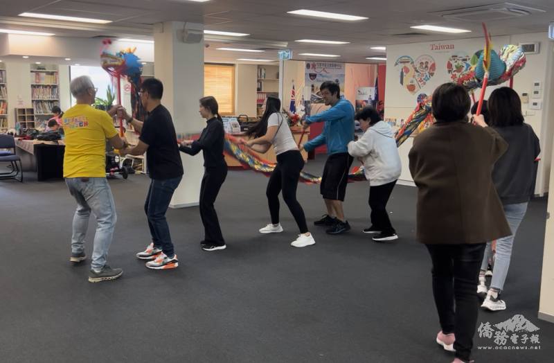 老師簡明輝（左一）指導龍頭舞動動作