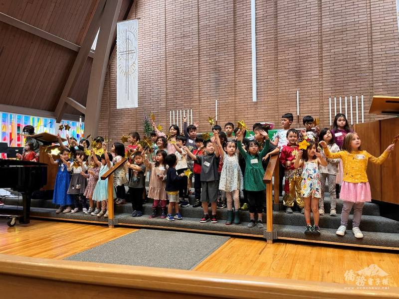 初級班學員賣力表演，展現天真童趣