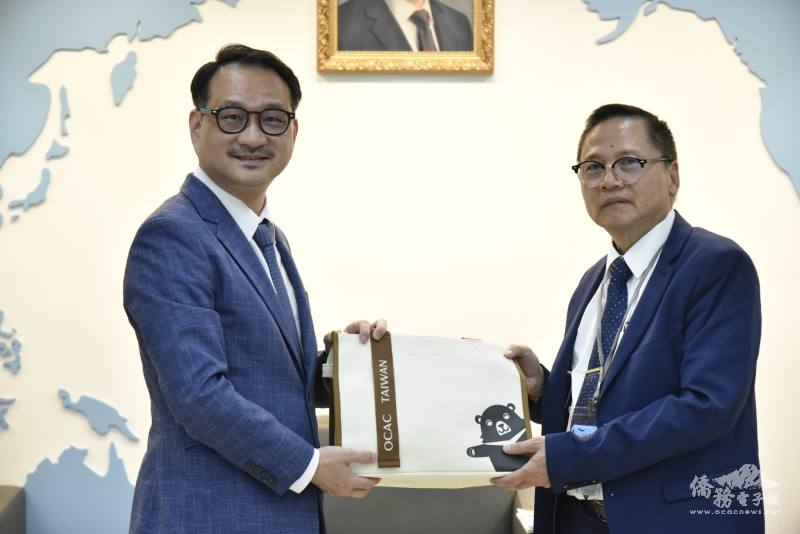 阮昭雄代表僑委會致贈紀念品予陳中華