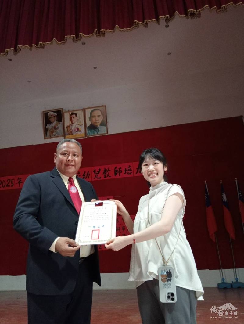 梁思婷代表中華救助總會向大同中學校長張明光致感謝狀