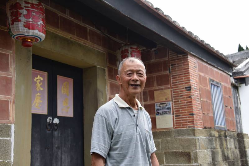 臺灣土水修造技術（瓦作）的重要推手客家建築匠師傅明光。（客家委員會提供）