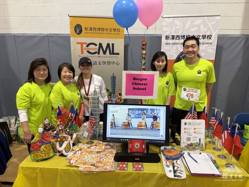 博根中文學校TCML設攤參與，教務林淑萍(左一)、教師李靜玲(左二)、註冊文司蘋(右二)、華文服務中心會長陳佳明(右一)