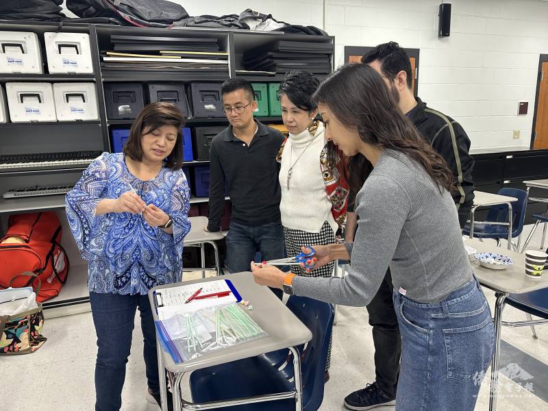 老師林淑萍教授如何製作吸管粽子