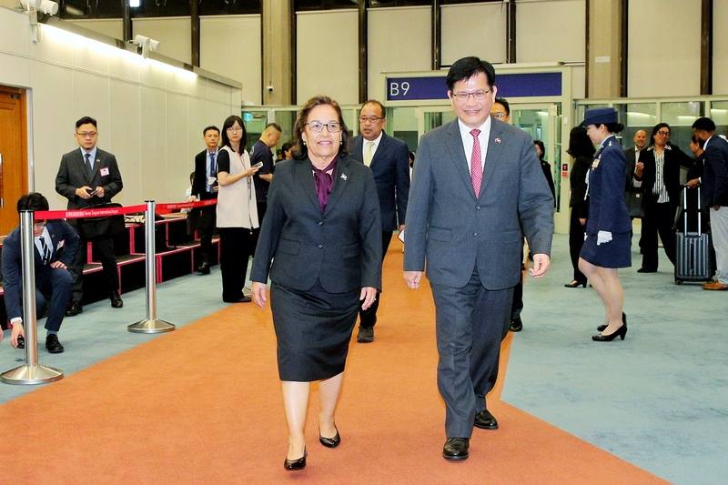 友邦馬紹爾群島共和國總統海妮（前排左）2日晚間率團訪台，外交部長林佳龍（前排右）代表政府前往國賓門接機，表達誠摯歡迎之意。