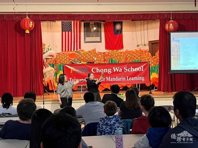 民俗文化種子老師謝明珠僑務促進委員示範如何包粽子