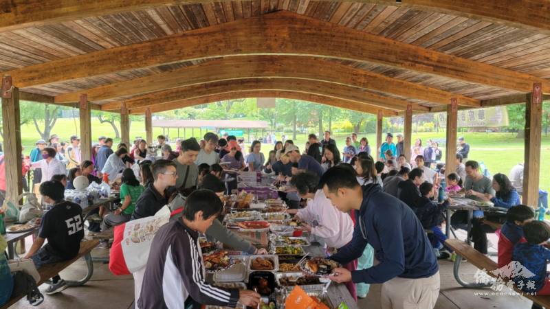 師生與家長們享受potluck野餐會，品嚐各式美食