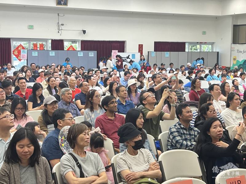 文教中心大廳座滿學生家長觀看學生獲得檢定證書