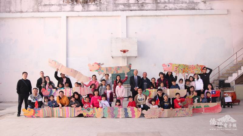 低年級學生與其繪製的龍舟大合照