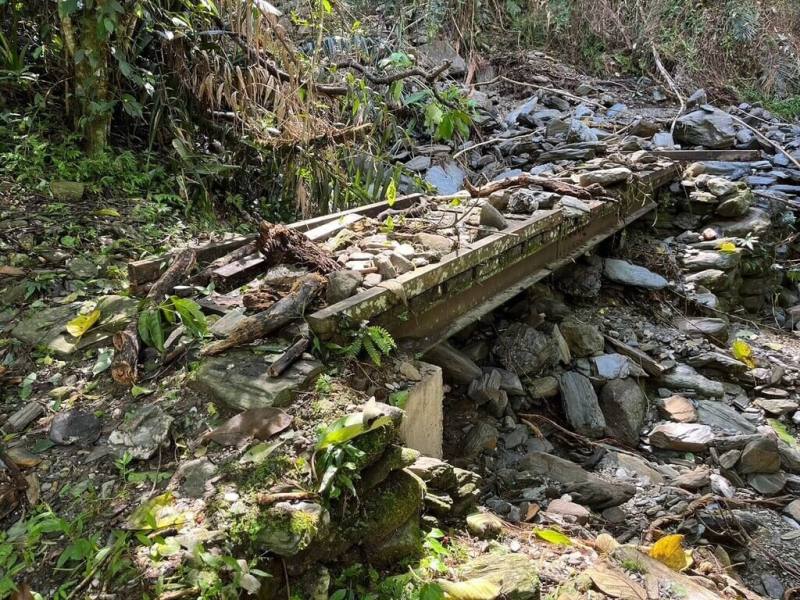 為修復八通關越道路鹿鳴吊橋路段，林業及自然保育署花蓮分署攜手千里步道協會及卓溪鄉布農族人等，展開手作步道課程，培訓在地族人成為施工團隊。圖為邊坡崩落土石造成古道沿線棧橋毀損。（林業及自然保育署花蓮分署提供）