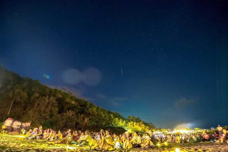 台東縣政府列為觀光品牌之一的最美星空系列活動，每場皆結合當地自然景觀與人文氛圍，讓民眾從不同角度觀賞美麗星空，首場7日在東河鄉金樽海邊登場。圖為2024年活動情形。（台東縣政府提供）