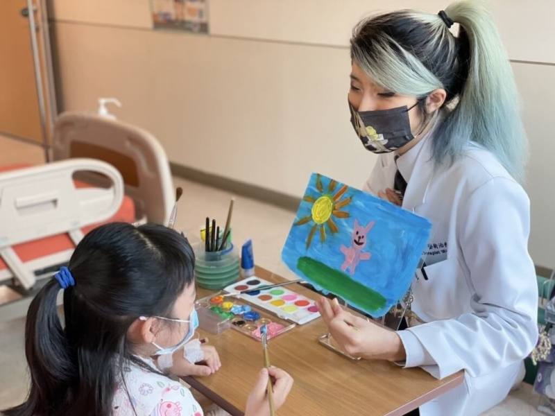 台北醫學大學附設醫院導入國際常用社會影響力模型SROI（Social Return on Investment，社會投資報酬率），分析發現院內兒童醫療網絡專案每投入新台幣1元，即創造3.22元社會效益。圖為北醫大附醫兒童藝術治療過程。（北醫提供）