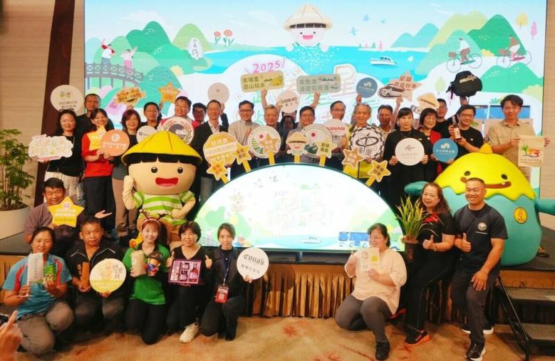 農業部農村發展及水土保持署南投分署、交通部觀光署日月潭國家風景區管理處、南投縣埔里鎮公所、魚池鄉公所4日舉辦「跟著星星點點去旅行」記者會，以埔里、魚池為示範場域，行銷特色農村亮點、農產、觀光工廠等，邀請民眾走訪觀光。（埔里鎮公所提供）