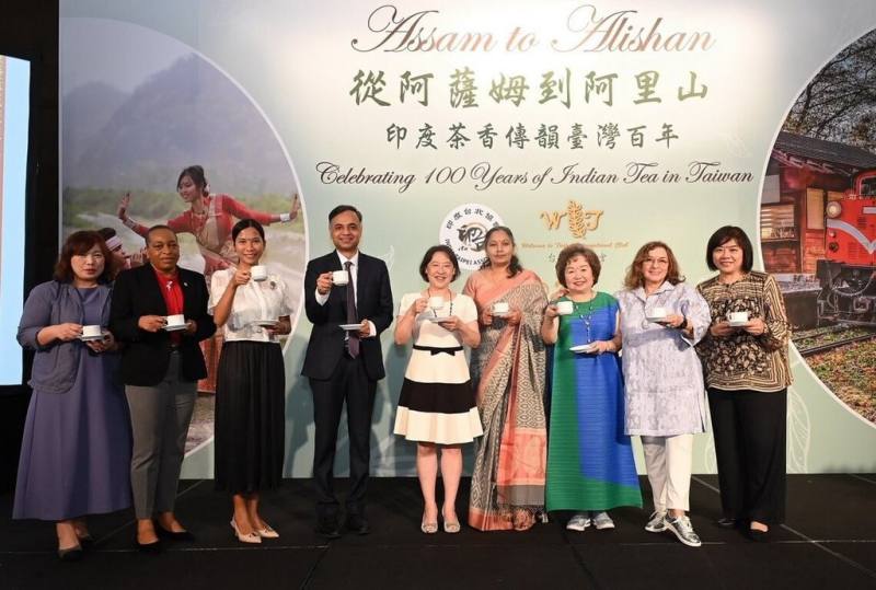 印度台北協會3日與台北市迎新會舉辦「從阿薩姆到阿里山–慶祝印度茶在台灣百年飄香」活動，印度台北協會會長葉達夫（左4）、台北市迎新會理事長廖婉如（左5）及印度台北協會會長夫人Shital Yadav（左6）出席。（印度台北協會提供）