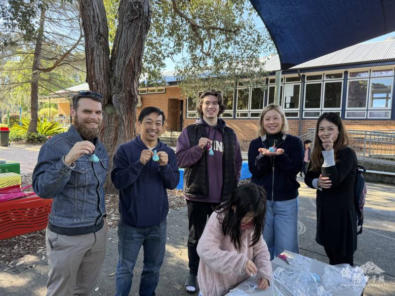 成人班的同學也參與製作傳統香包的樂趣