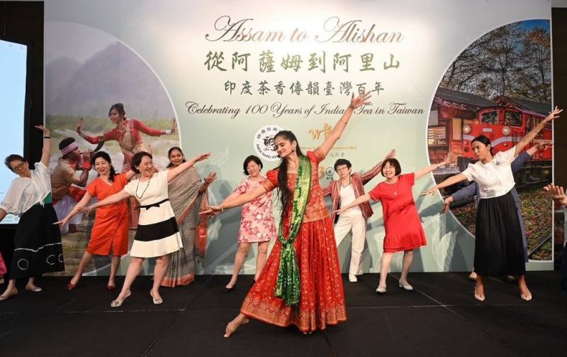 印度台北協會3日與台北市迎新會舉辦「從阿薩姆到阿里山–慶祝印度茶在台灣百年飄香」活動，台北市迎新會理事長廖婉如（左3）體驗印度舞蹈。（印度台北協會提供）