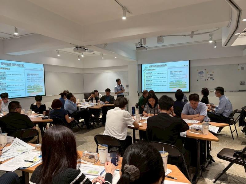 太陽光電減碳旗艦行動計畫社會溝通於5月19日辦理，邀集政府單位、光電產業、養殖產業及公民團體各方代表與會。