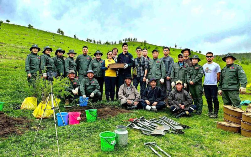 慈心有機農業發展基金會近日受邀到蒙古鄂爾渾河谷國家公園，種下7000棵當地原生種落葉松樹苗。圖為台、蒙工作團隊合影。（慈心基金會提供）