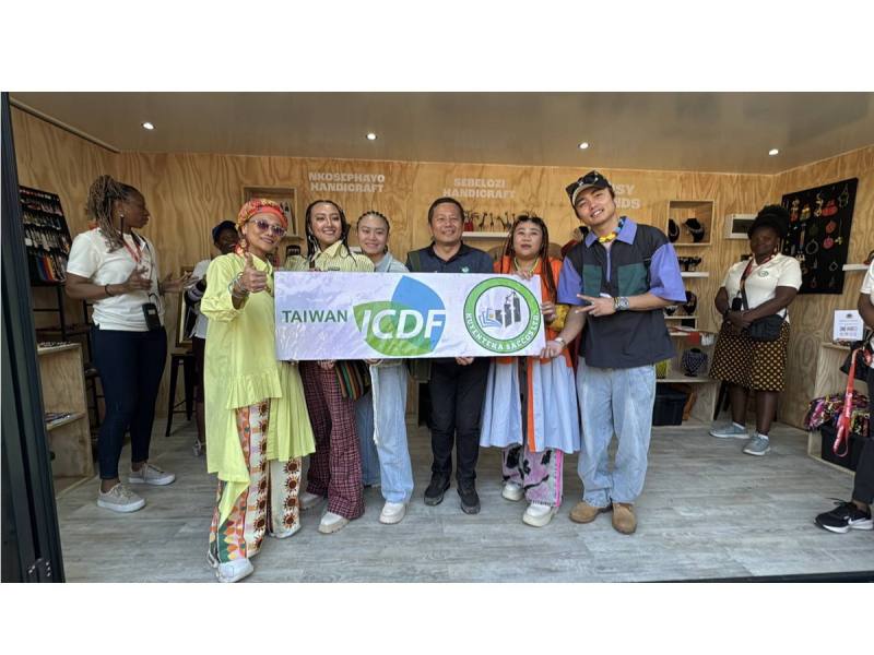 國合會安排史瓦帝尼「婦女微型企業輔導能力提升計畫」輔導戶在「灌木之火」音樂季展出作品，台灣原住民歌手阿爆受邀演出並參觀攤位 (國合會提供)