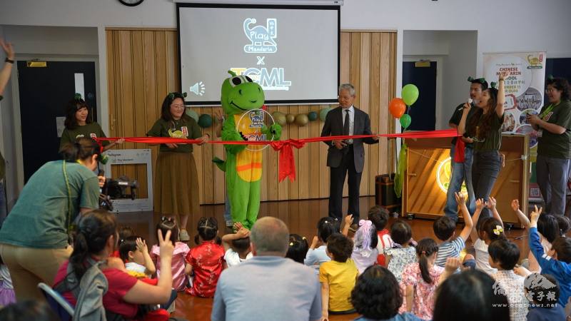 臺灣華語文學習中心(TCML)啟動儀式，由駐英國代表處僑務組組長陳世池(右2)主持剪綵 (玩中文提供)