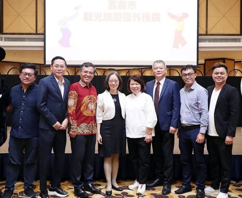 嘉義市長黃敏惠（右4）4日率市府團隊並攜手觀光、旅宿業及產業界代表，於馬來西亞吉隆坡舉辦嘉義市觀光旅遊推廣說明會，左4為駐馬來西亞代表葉非比。（嘉義市政府提供）