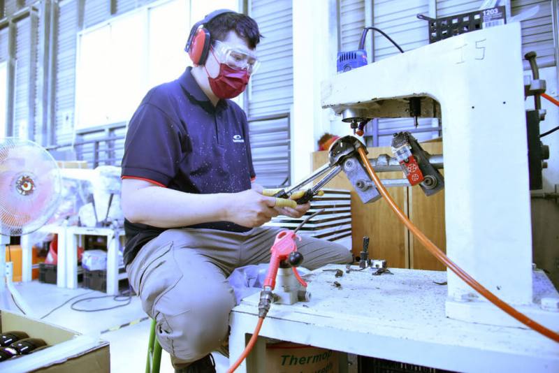 台南市重度聽障男子王唯安（圖）因遭公司資遣尋求就業中心協助，經運用勞動部2項相關計畫，媒合至照明科技公司穩定就業。（勞發署雲嘉南分署提供）