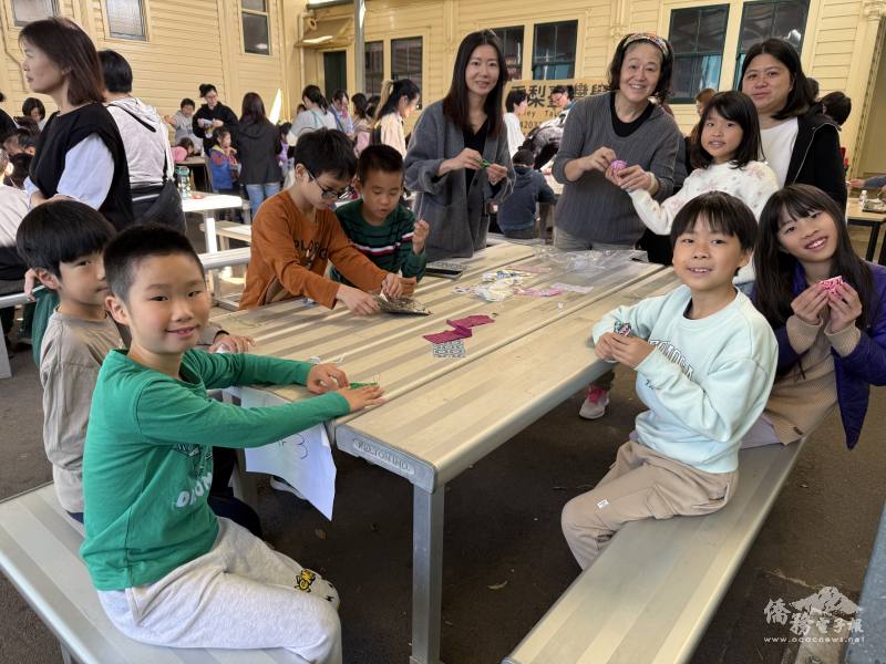 低年級的同學用雙面膠來完成成香包的製作