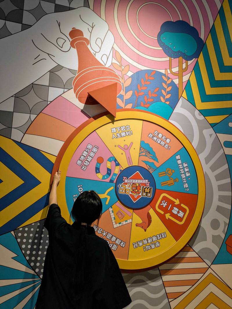 特別針對兒童與親子觀眾設計，轉一轉展牆開始進入遊戲！