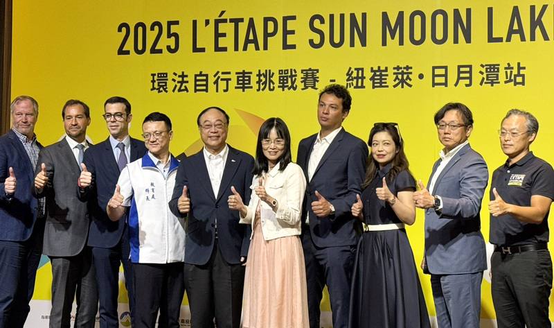 交通部觀光署長周永暉（左5）等人4日共同宣布環法自行車挑戰賽今年10月再度來到日月潭舉辦，並將邀請車手賈斯伯首度來台