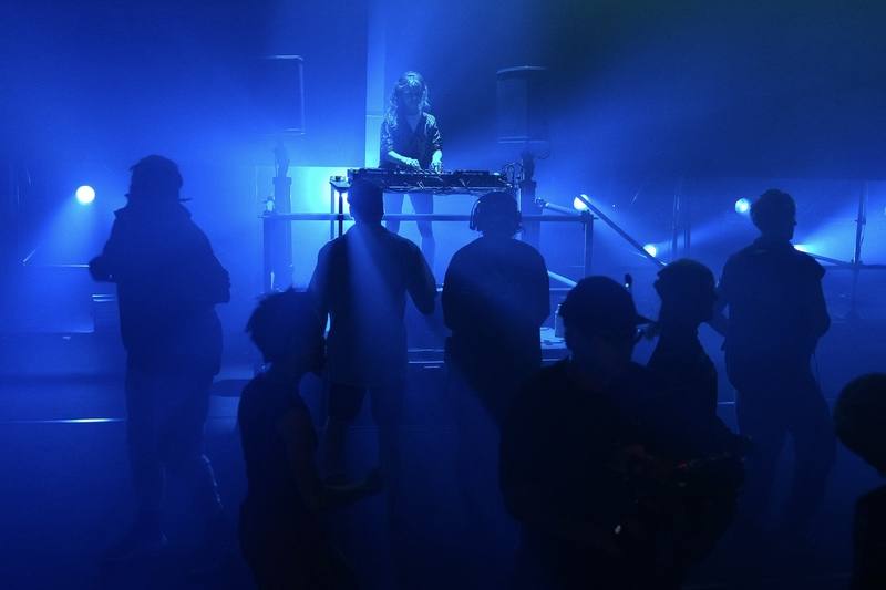 台北表演藝術中心3日舉行沉浸式劇場「共和國」預展，作品讓觀眾與演員零距離，如走進實境秀，也如打造6小時的魔幻世界，演出中還安排電音熱舞時間