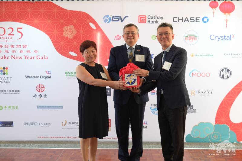 芝加哥臺美商會會長交接印信，由駐芝加哥辦事處處長類延峰(中)監交