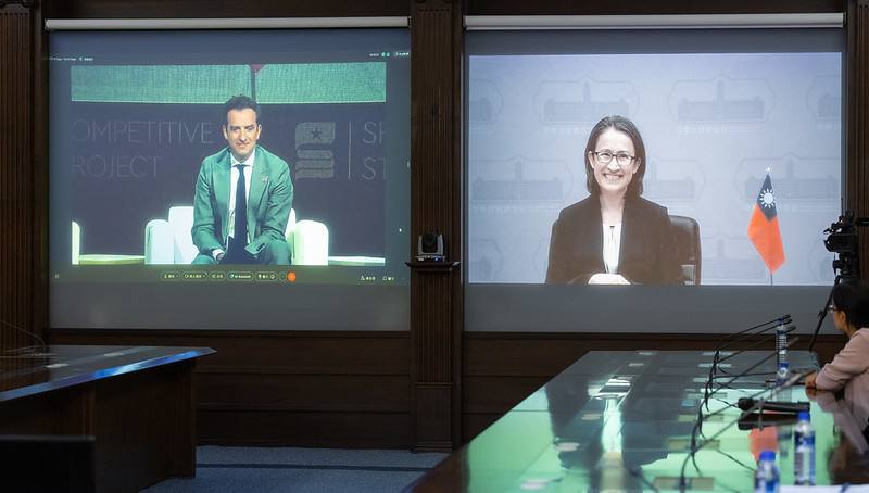 副總統視訊參加「2025年國家特別競爭力AI+科技博覽會」爐邊對談