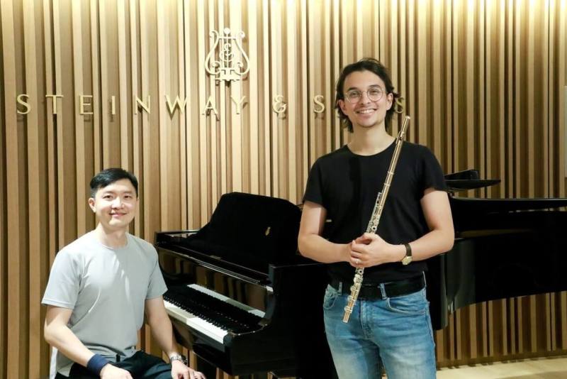 義大利長笛演奏家馬里奧．布魯諾（Mario Bruno，另譯：馬力歐．布魯諾）（右）與鋼琴家王一心（左）5日將在國家兩廳院演出，帶來多首改編樂曲。（新象提供）