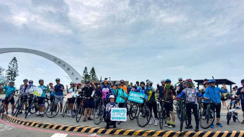 適逢2025世界自行車日，交通部觀光署澎湖國家風景區管理處與澎湖縣自行車協會3日舉行「嗨騎菊島」活動，60餘名自行車友協力勾勒出台灣自行車環島路線圖。（澎管處提供）