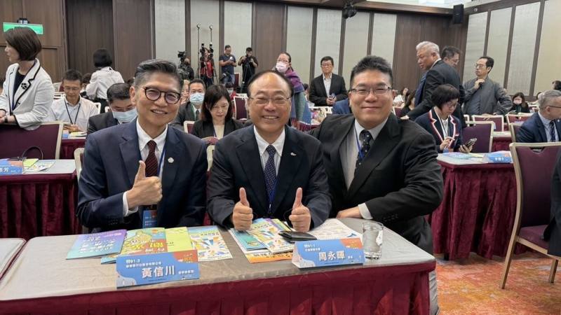 首屆台灣觀光永續獎得獎名單4日出爐，獲得觀光傑出人物獎的雄獅旅遊董事總經理黃信川（前左）及台灣觀光創新協會理事長李奇嶽（前右）與觀光署長周永暉（前中）合影。（李奇嶽提供）