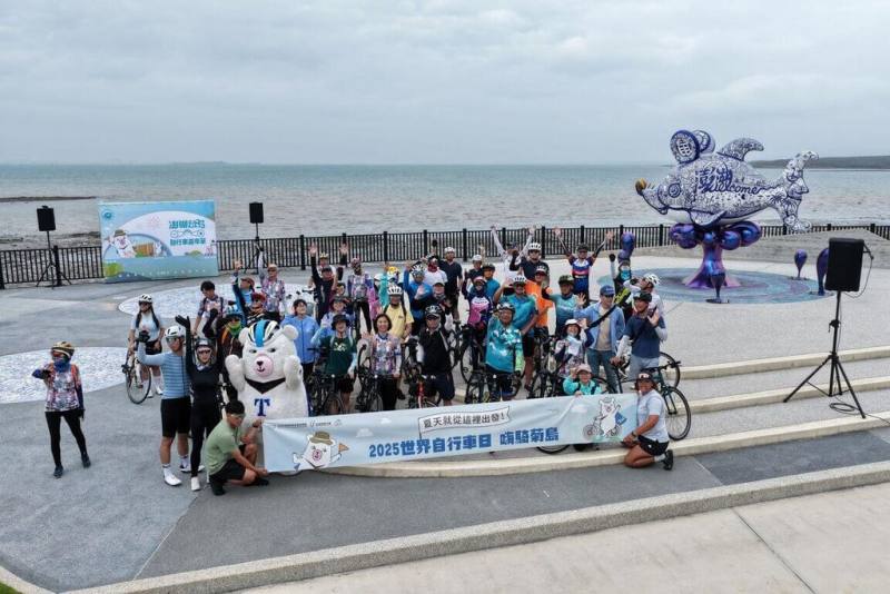 觀光署澎湖國家風景區管理處與澎湖縣自行車協會3日辦理「嗨騎菊島」活動，一路由濱海自行車道自白沙鄉嗨鼠地標（圖），騎到西嶼鄉小門地質探索館，途中雖遇雨，仍順利完成。（澎湖國家風景區管理處提供）