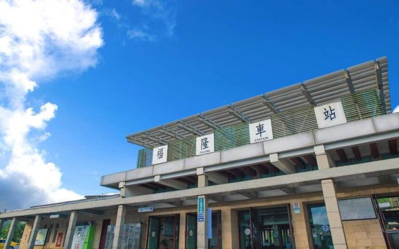 為配合2025福隆國際沙雕藝術季及福隆生活節活動，台鐵公司宣布，7月5日起至8月31日暑假期間，每個週六、週日將有3列次自強號增停福隆車站。（台鐵提供）