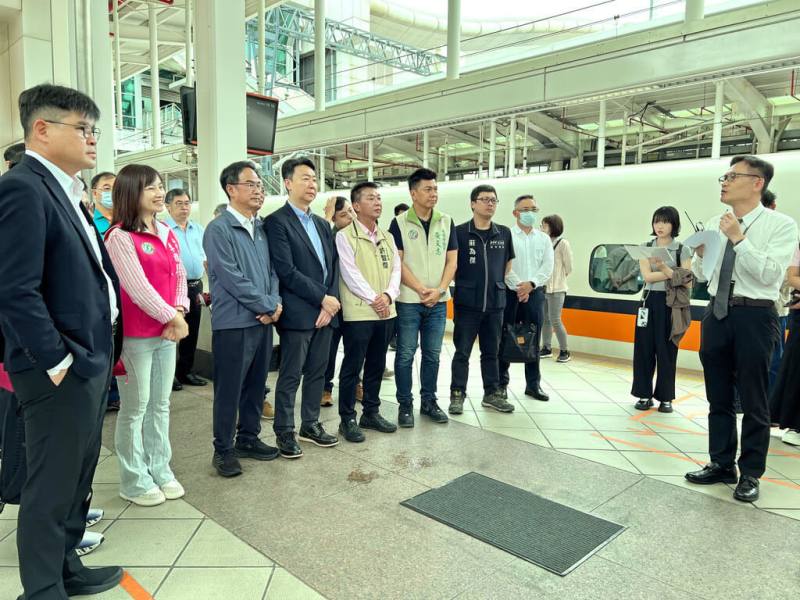 立法院交通委員會召委、民進黨立法委員許智傑（左5）、交通部長陳世凱（左4）等人，4日到高雄考察高鐵左營站與高雄捷運連通道辦理情形。（立法委員許智傑辦公室提供）