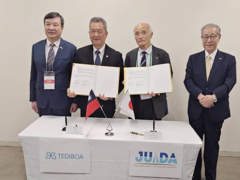 台灣卓越無人機海外商機聯盟與日本無人機產業發展協會（JUIDA）正式簽署合作備忘錄。左起為外交部駐日本代表李逸洋、無人機聯盟主席暨漢翔公司董事長胡開宏、日本無人機產業發展協會副理事長千田泰弘與事務局長熊田知之。（漢翔提供）