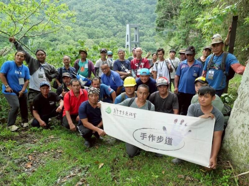 為修復八通關越道路鹿鳴吊橋路段，林保署花蓮分署攜手千里步道協會及卓溪鄉布農族人等，展開手作步道課程，培訓在地族人成為施工團隊，整修古道也為未來長期維護培力而準備。（林業及自然保育署花蓮分署提供）